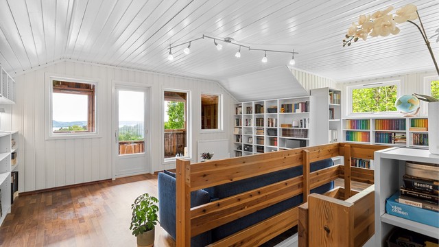Loftstuen i andre etasje har utgang til egen balkong med flott utsikt over fjorden. Rommet er ikke bruksendret/omsøkt.