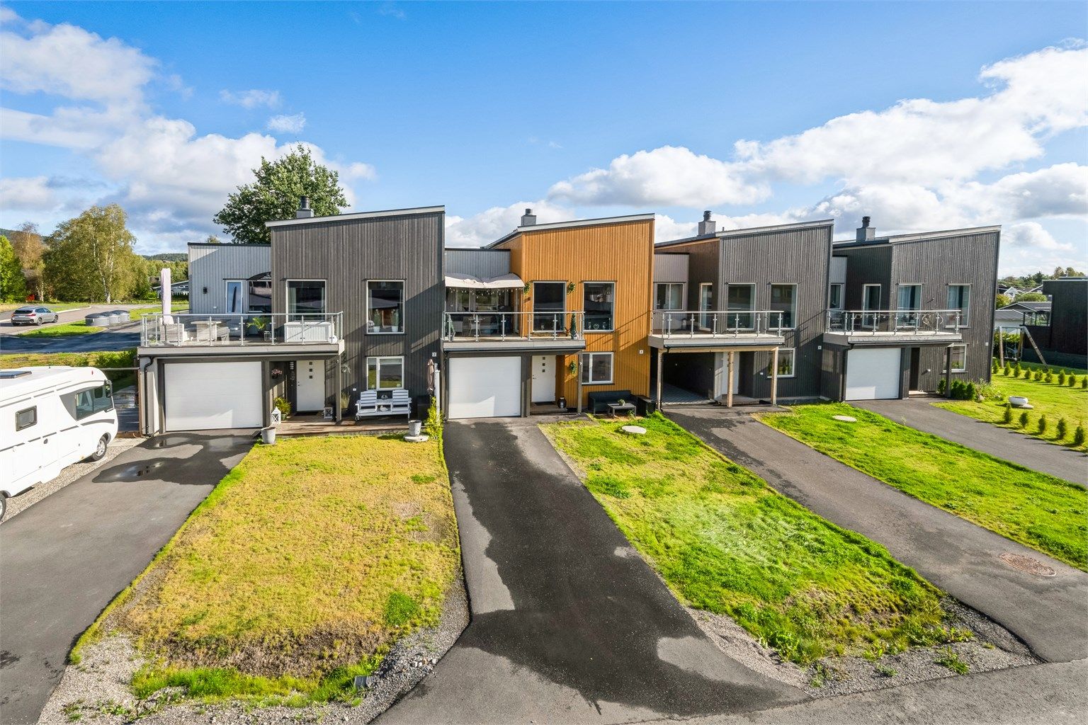 Boligen ligger i en rekke av 4, og har uteplass på begge sider. Stor gårdsplass!