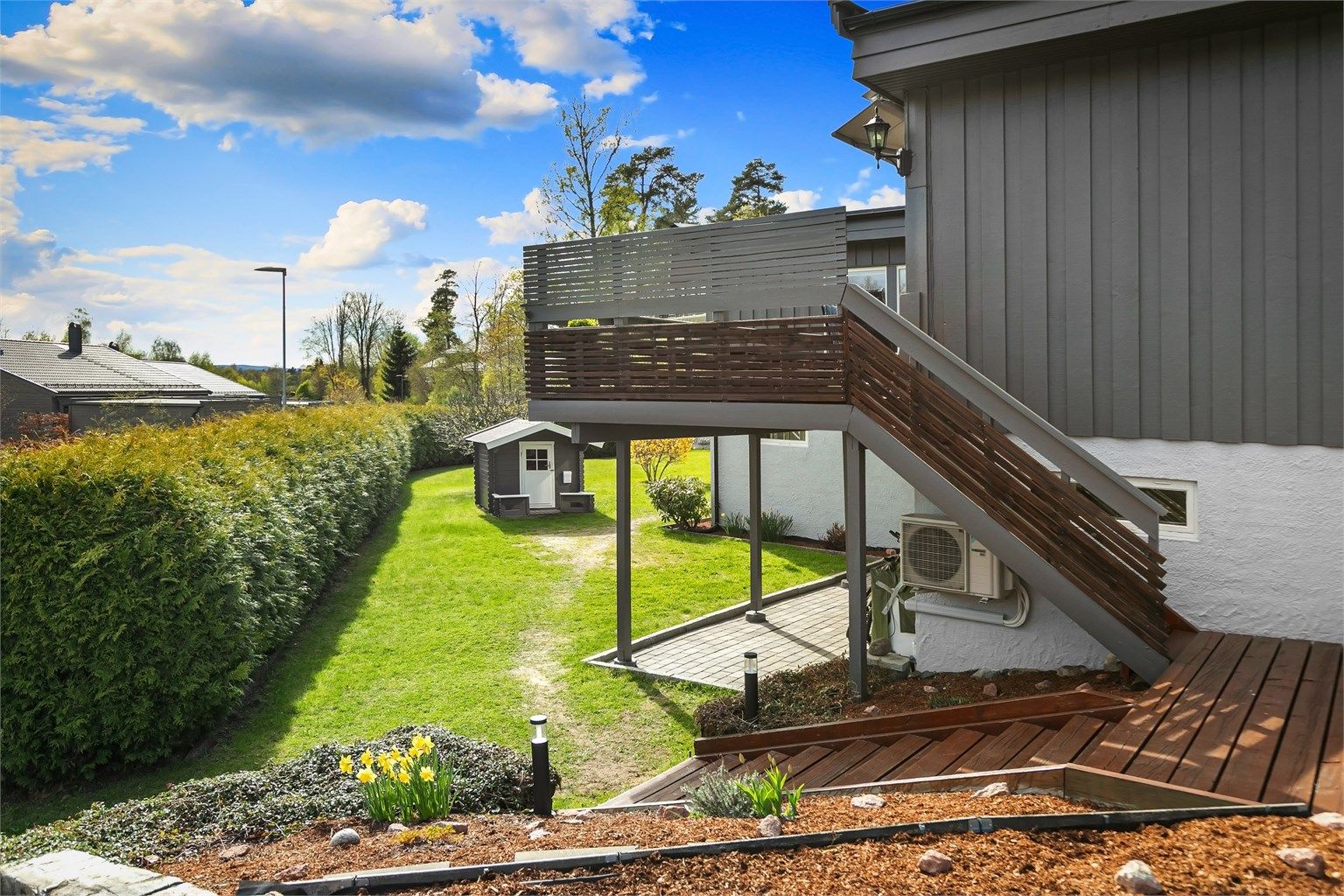 Fra terrassen er det direkte adkomst til den pent opparbeidede hagen