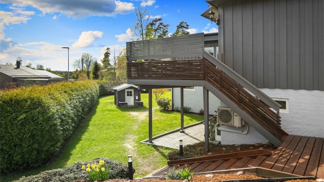 Fra terrassen er det direkte adkomst til den pent opparbeidede hagen
