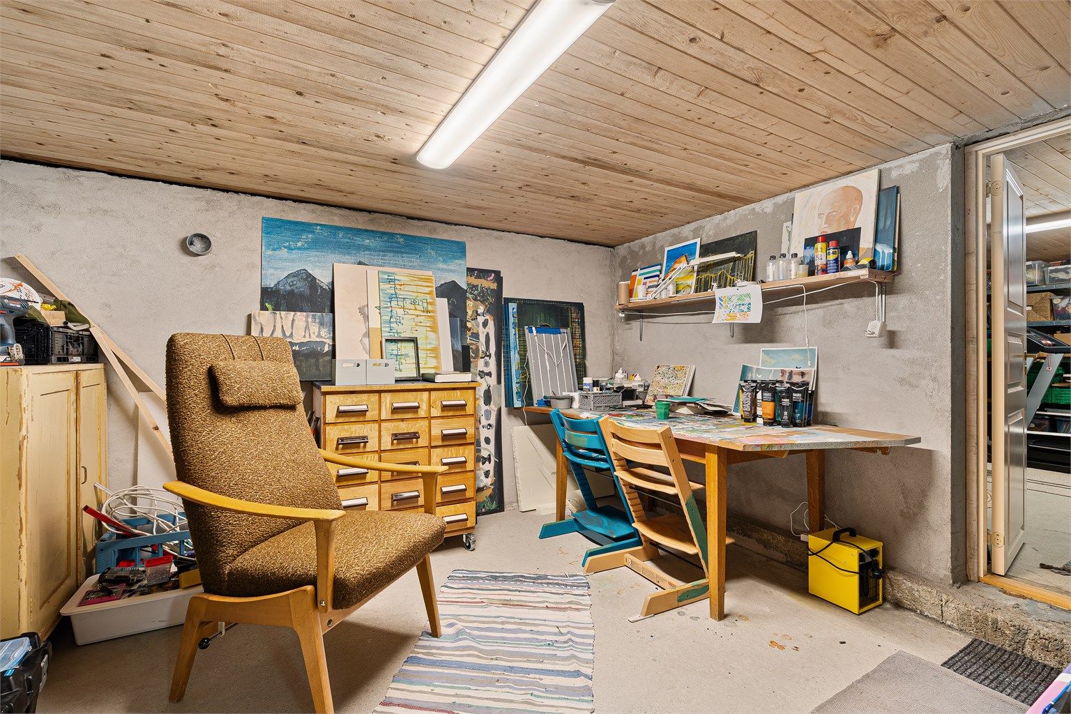 Innredet bod i kjellerrom.