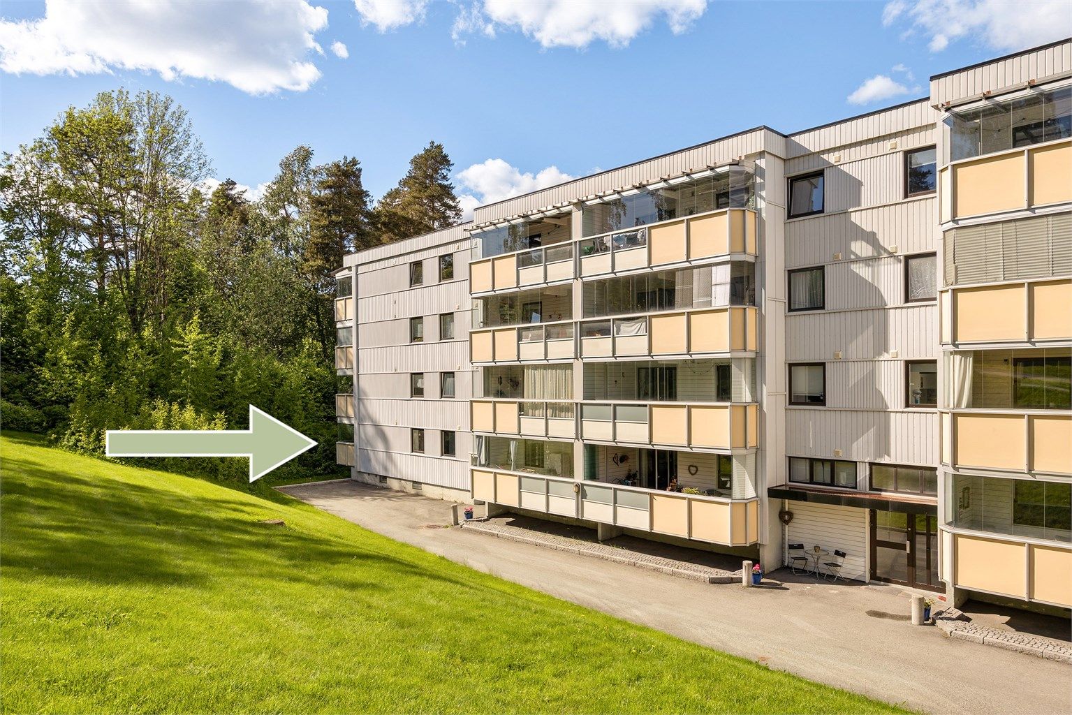Felles overbygget inngangsparti med videre trappeadkomst til leiligheten i 1. etasje.
