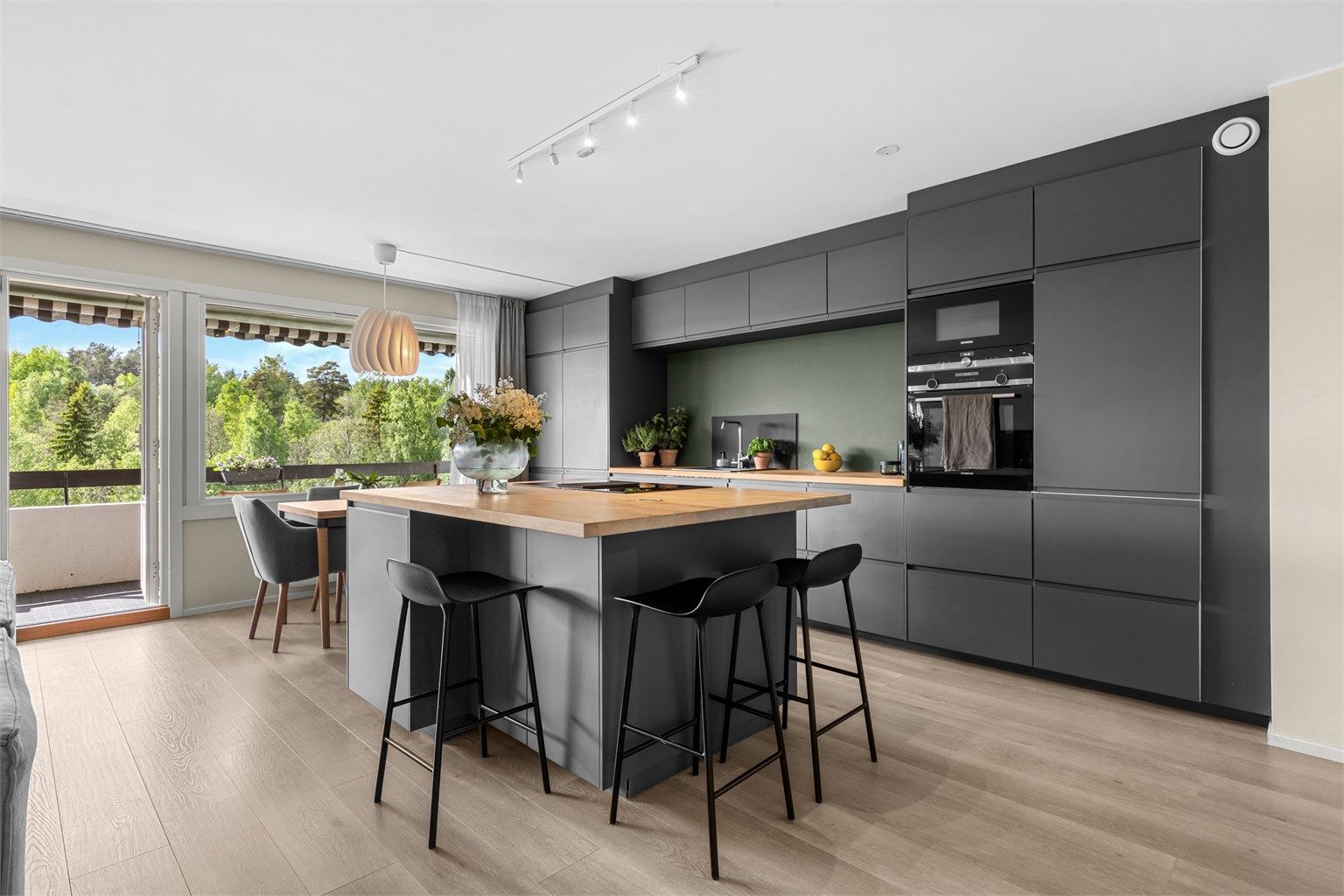 Kjøkken - godt med skap- og benkeplass - integrerte hvitevarer følger; komfyr, mikrobølgeovn, induksjon platetopp, stort kjøleskap og stor fryser