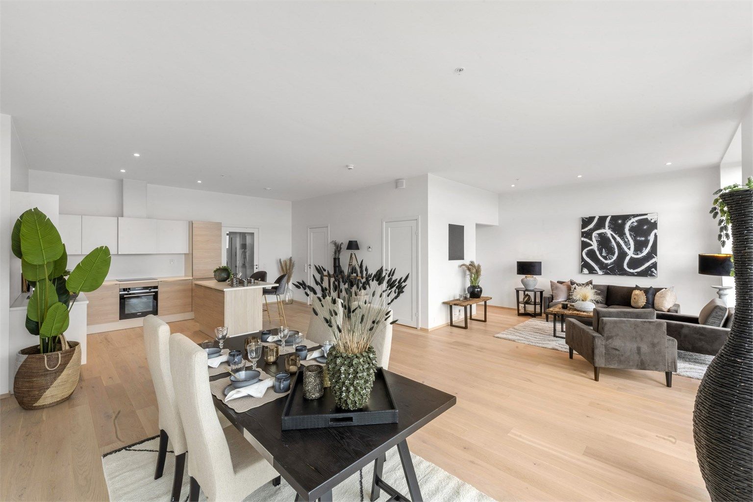 Stuen oppleves som svært tiltalende og har en god atmosfære med enstavs parkett, takhøyde på 2,90 meter og downlights