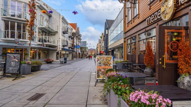 Sandnes sentrum med alle sine servicetilbud er i umiddelbar nærhet.