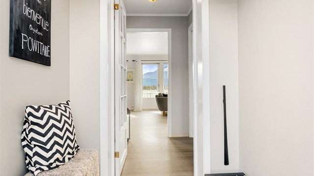 Fra entréen er det utgang til en nordvendt terrasse på 3 m², en usjenert uteplass ved inngangspartiet.