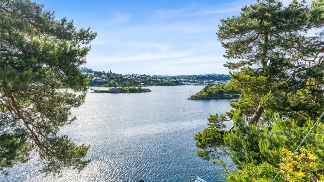Bilde fra parkeringsplassen. Man kan også se ut til havet motsatt vei.