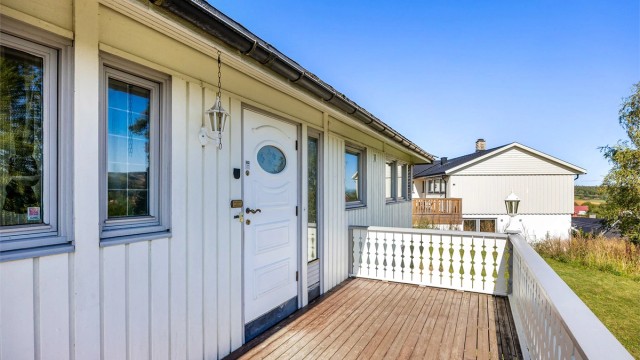 Terrassen ved inngangen gir et hyggelig ankomstparti.