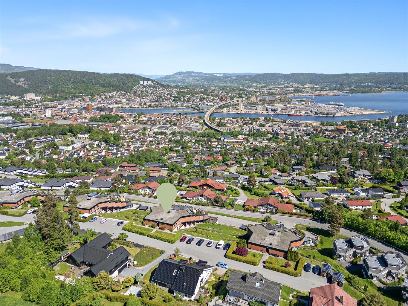 Kort gangavstand til bussholdeplass (både Jutulveien og Drafnkollen 98) med forbindelser til Drammen sentrum.