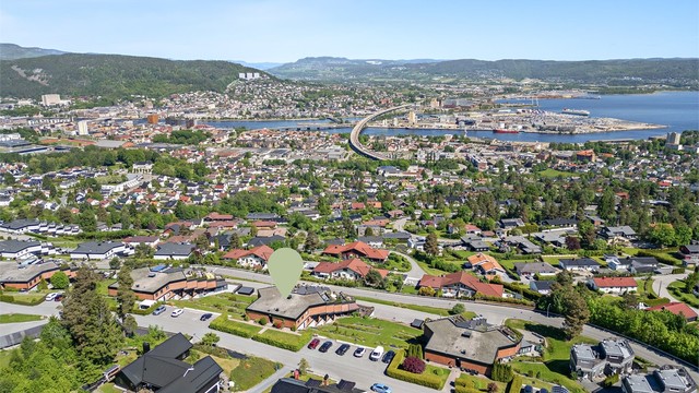 Kort gangavstand til bussholdeplass (både Jutulveien og Drafnkollen 98) med forbindelser til Drammen sentrum.