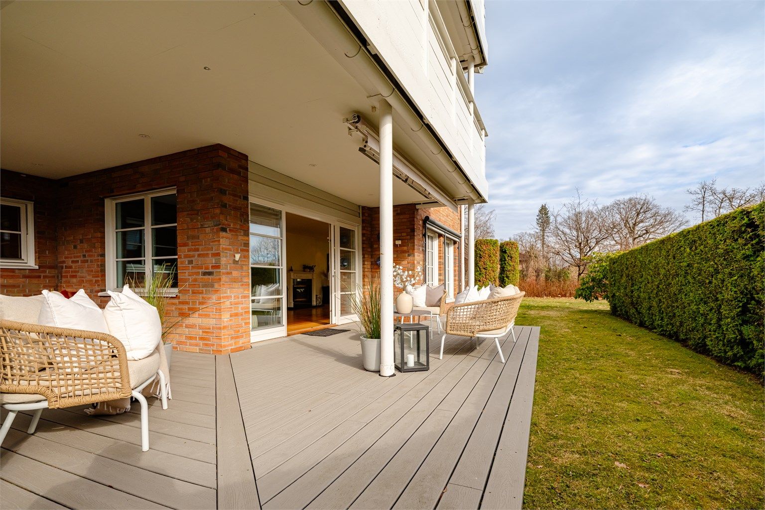 Stor og usjenert terrasse med adkomst fra stuen. 