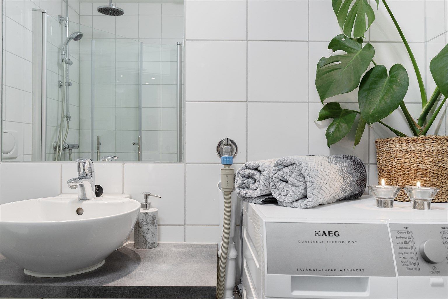 Innredningen har laminat benkeplate med servant og ettgreps armatur.