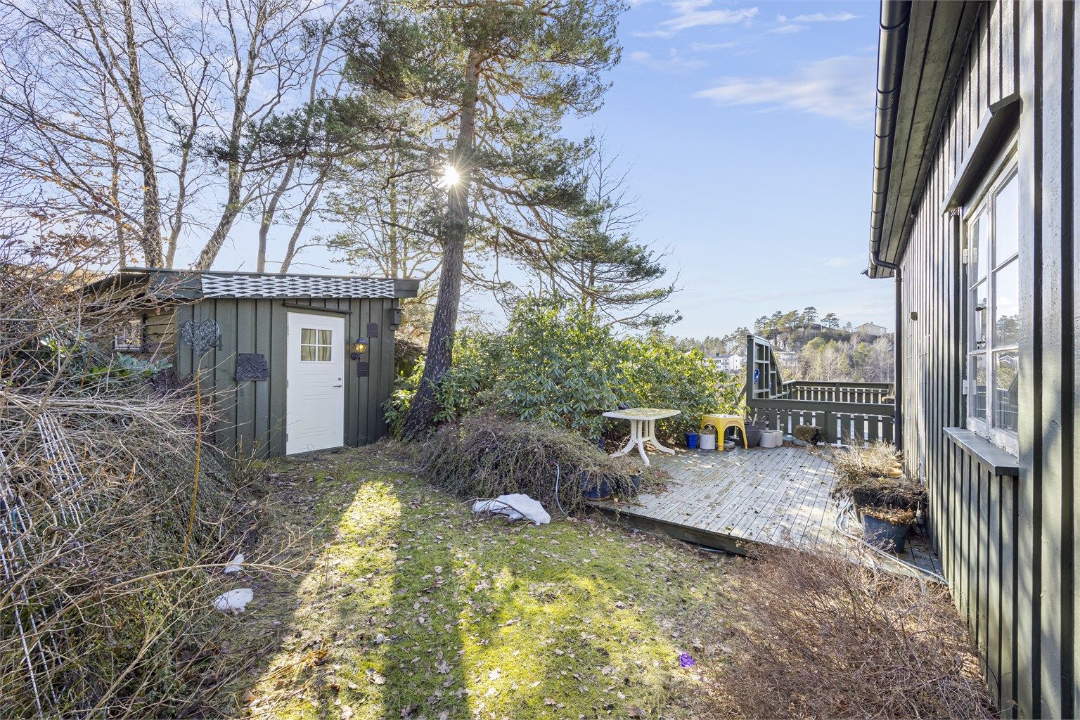 I hagen finnes en frittstående redskapsbod i tre, som gir ekstra lagringsplass for verktøy og utstyr. Hyggelig uteareal innrammet av busker og trær. 