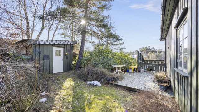 I hagen finnes en frittstående redskapsbod i tre, som gir ekstra lagringsplass for verktøy og utstyr. Hyggelig uteareal innrammet av busker og trær.