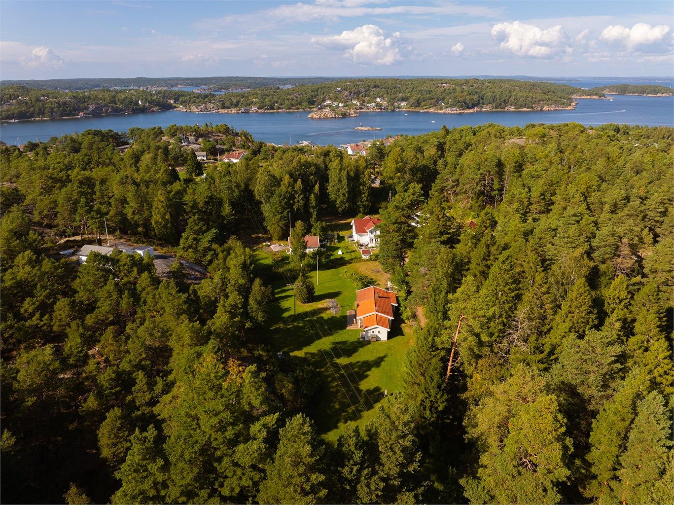 Eiendommen utgjør en svært fredfylt og usjenert lysning i skogen mellom Buvika og Gjøkvika.