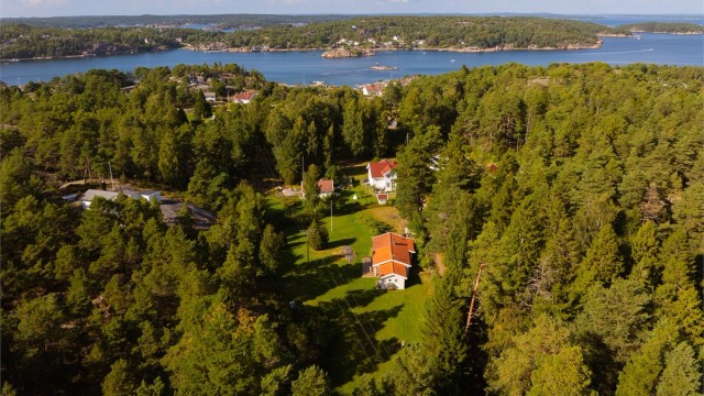 Eiendommen utgjør en svært fredfylt og usjenert lysning i skogen mellom Buvika og Gjøkvika.