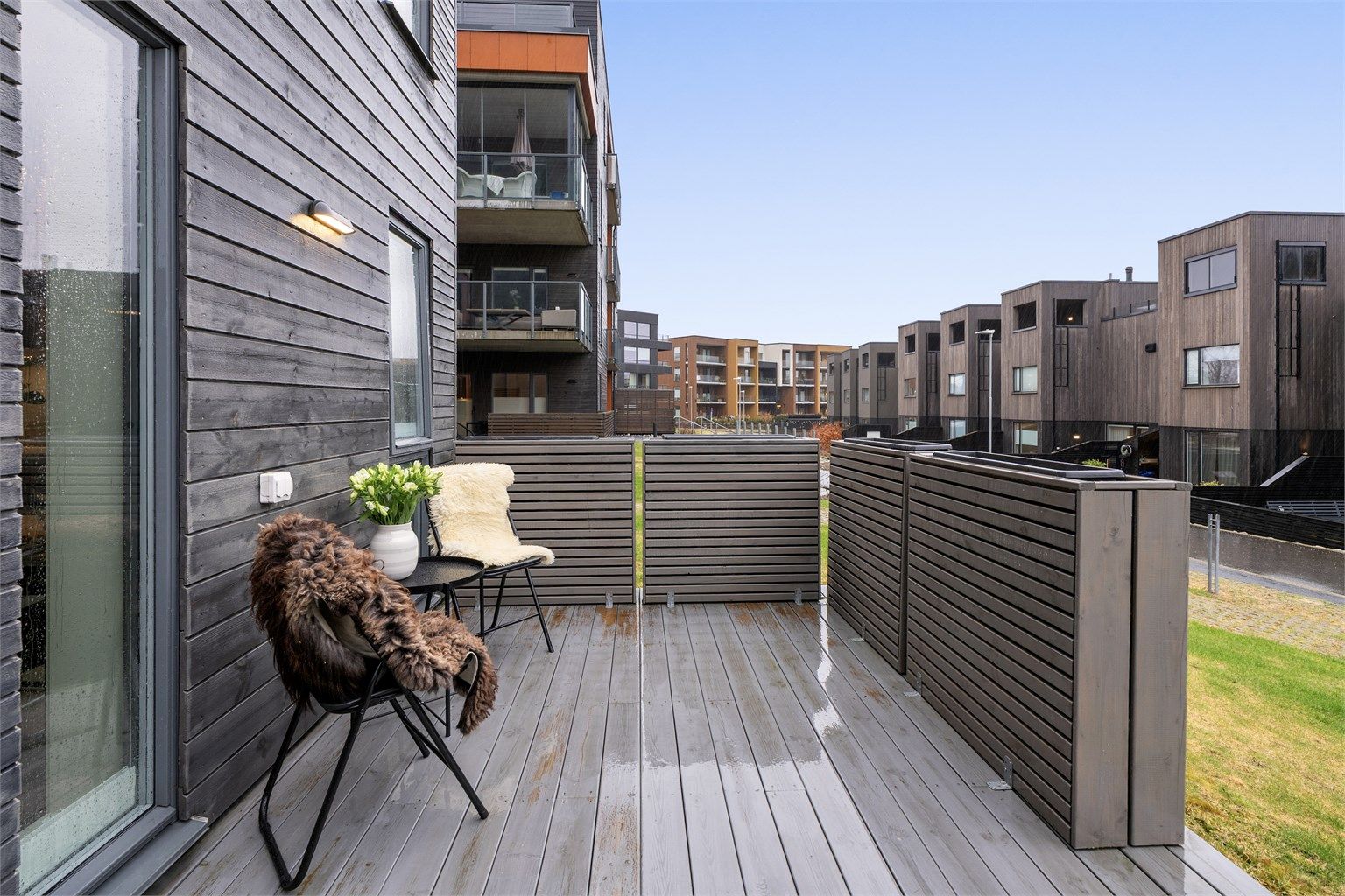 Fra stuen er det utgang til en romslig terrasse på 12 m² med levegger i tre.