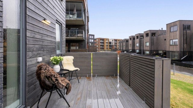 Fra stuen er det utgang til en romslig terrasse på 12 m² med levegger i tre.