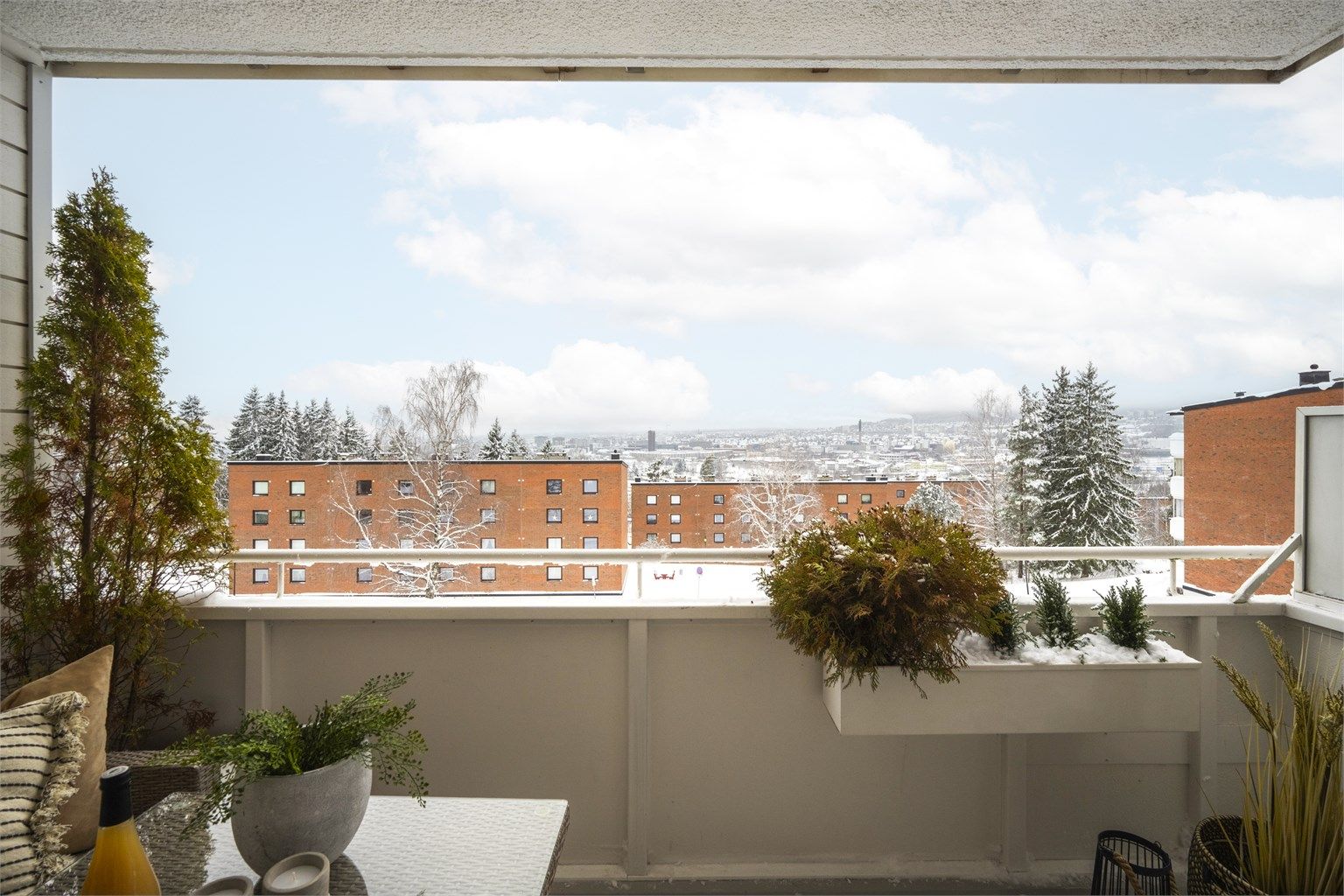 Fra stuen er det videre utgang til en solrik balkong på 9 kvm.