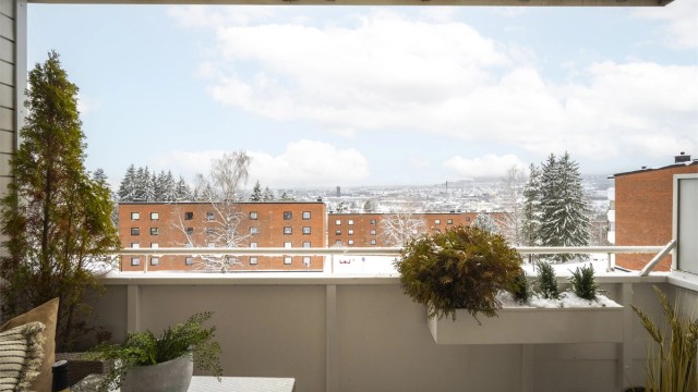 Fra stuen er det videre utgang til en solrik balkong på 9 kvm.