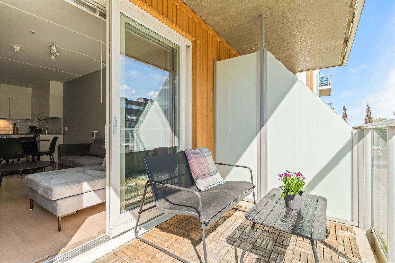 Balkongen er utstyrt med utebelysning og en praktisk utvendig stikkontakt.