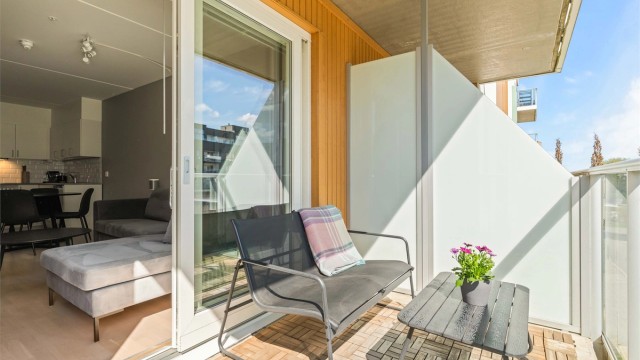 Balkongen er utstyrt med utebelysning og en praktisk utvendig stikkontakt.