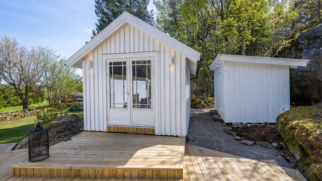 Det gjøres oppmerksom på at deler av den hvite boden (tidligere utedo) er plassert utenfor eiendomsgrensen mot vest.