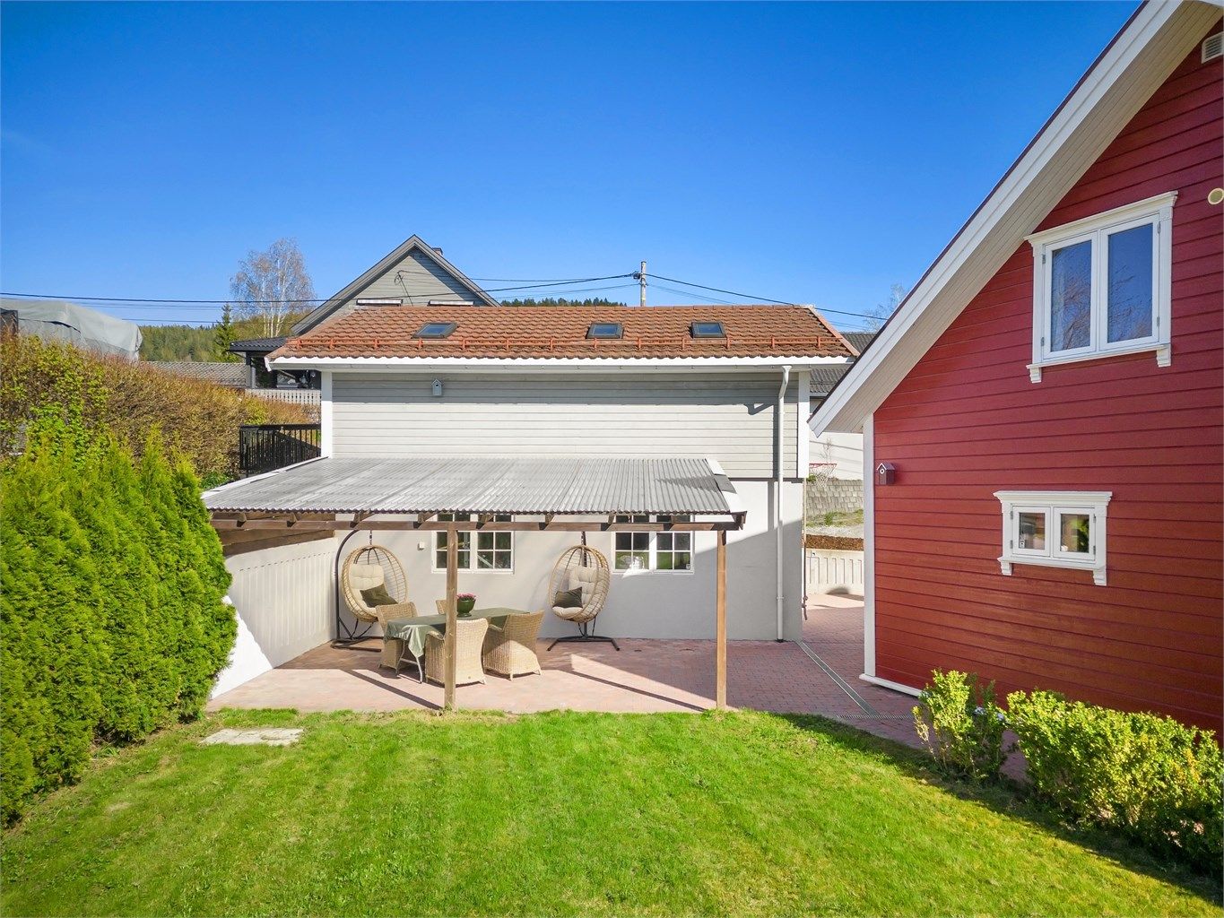 Eiendommen har gode solforhold og skjermet hage