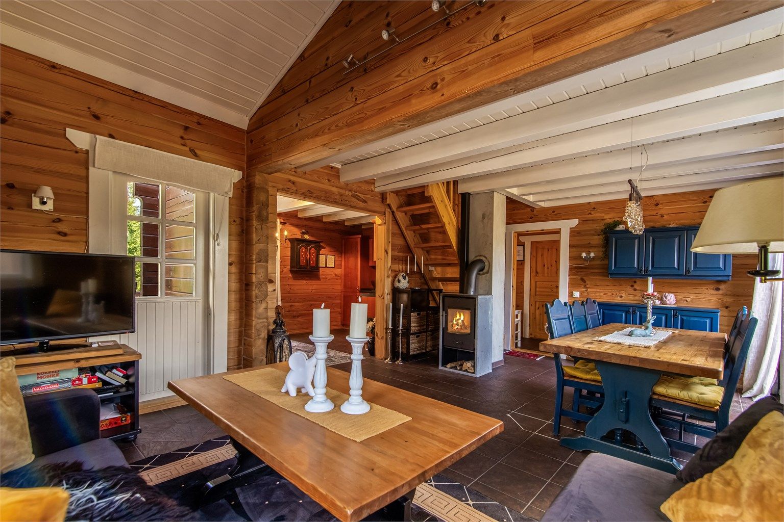Vinduene gir godt med dagslys og utsyn mot naturomgivelsene.