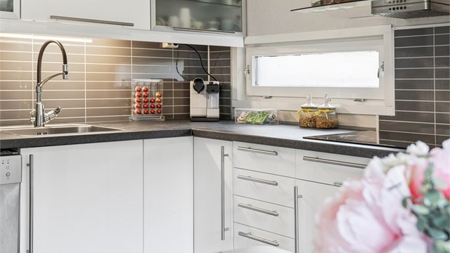 Innredningen har integrert stekeovn, platetopp og mikrobølgeovn, i tillegg til frittstående oppvaskmaskin og kjøleskap.