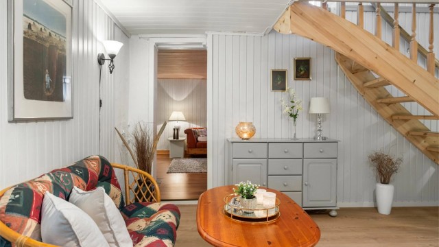 Innvendig trapp i trekonstruksjon ned til kjelleretasjen.
