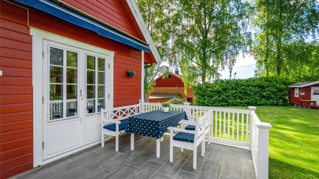 God plass til terrassemøblement med enkel tilgang til boligens kjøkken og spisestue