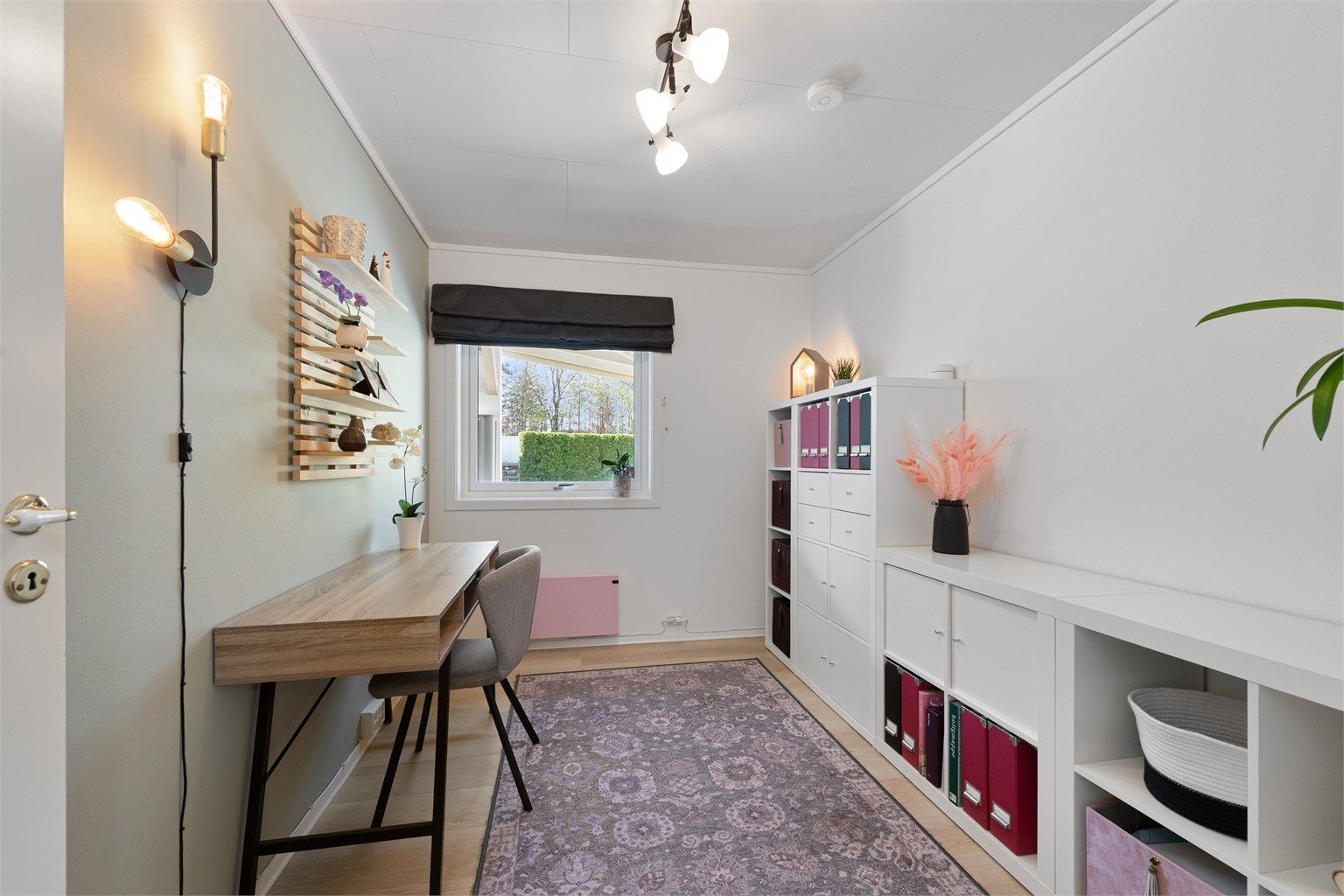 Et av soverommene i første etasje egner seg ypperlig som kontor, gjesterom eller lekerom.