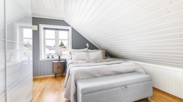 Dette rommet er byggemeldt som bod, men siden byggeåret innredet og tatt i bruk som soverom. Bruksendringen er ikke omsøkt/godkjent.