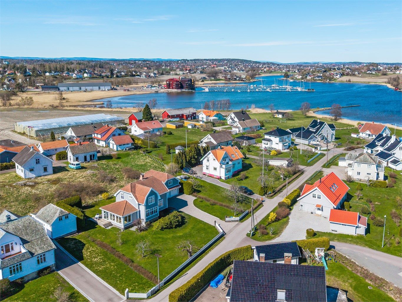 Området byr på en fin balanse mellom landlig ro og nærhet til servicetilbud i Tønsberg.