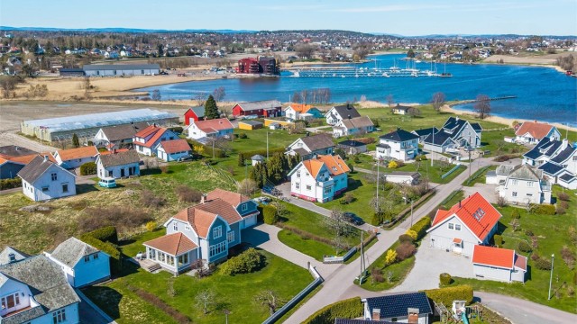 Området byr på en fin balanse mellom landlig ro og nærhet til servicetilbud i Tønsberg.