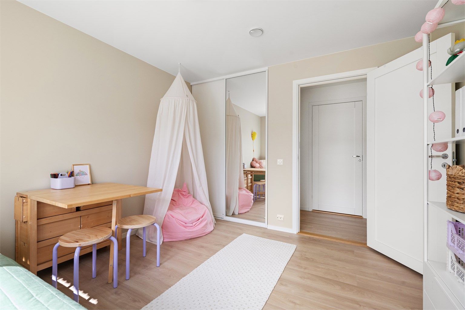 Praktisk skyvedørsgarderobe gir god oppbevaringsplass på soverommet.