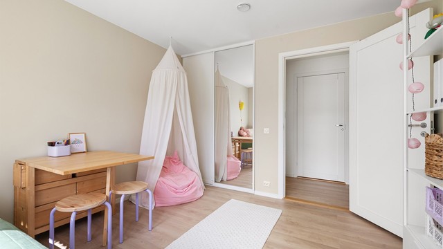 Praktisk skyvedørsgarderobe gir god oppbevaringsplass på soverommet.