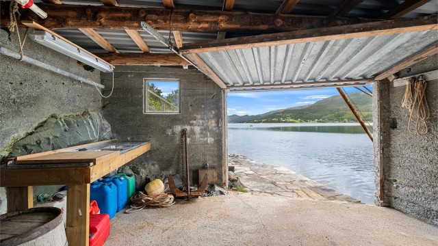 Fra naustet er det direkte forbindelse mot sjøen, med god plass til båt og sjørelatert utstyr.