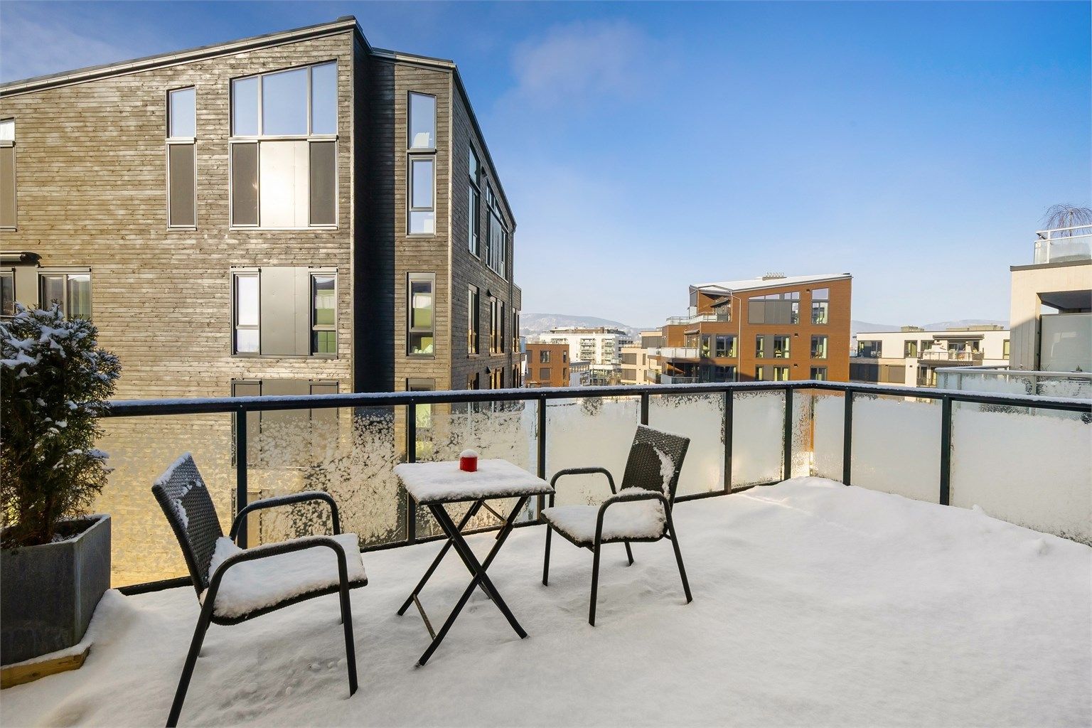 Nesten ny (2024) 3-roms endeleilighet med høy standard, garasjeplass og heis. Foto: Zovenfra