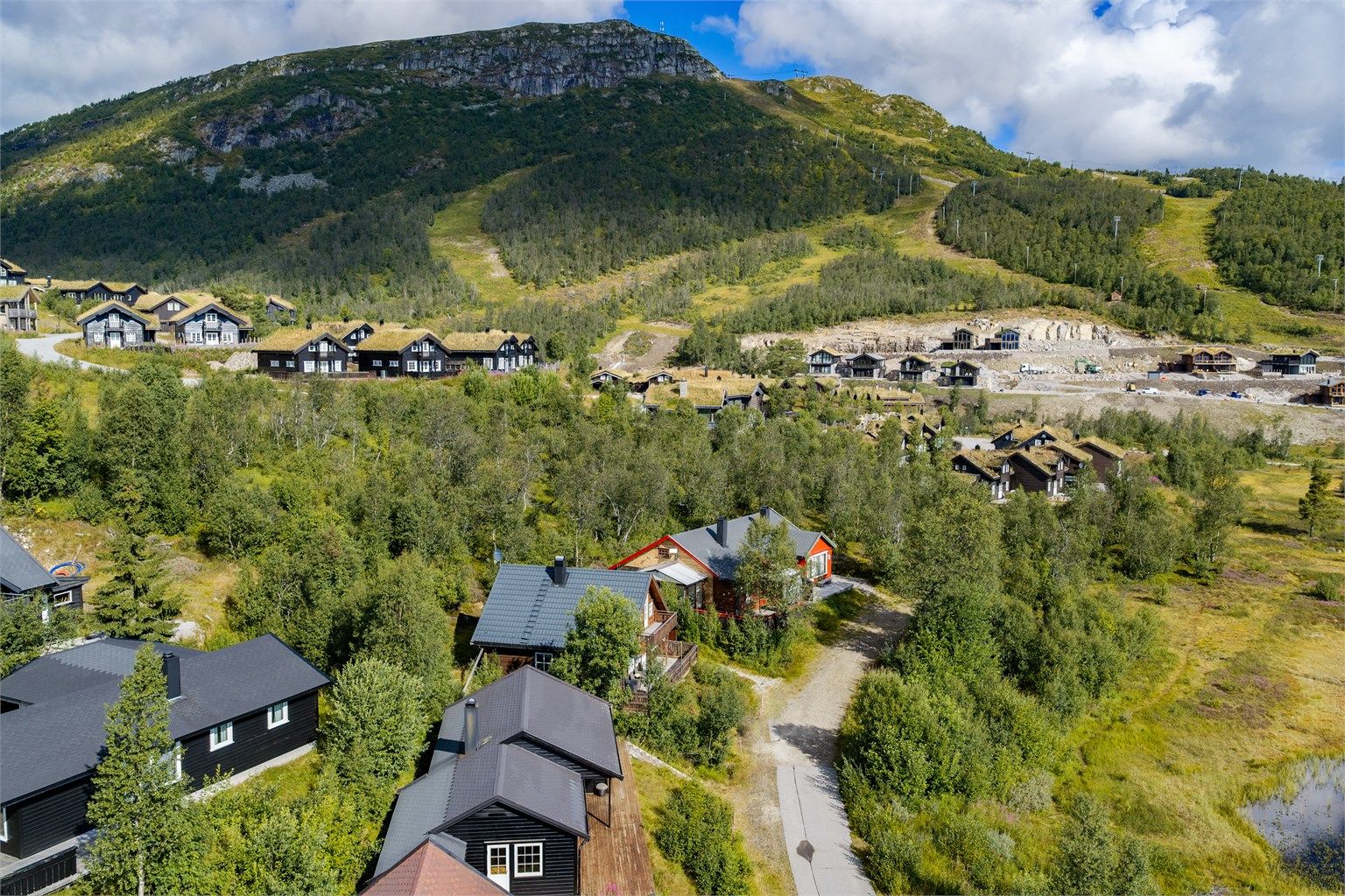 Hovden Skisenter ligger like bortenfor, med 300 m til nærmeste bakke. 