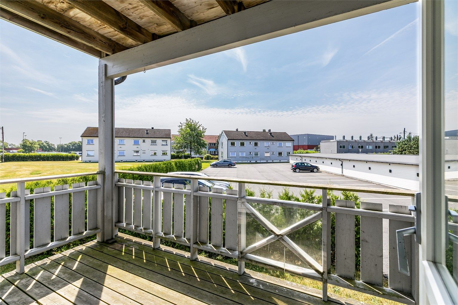 Veranda mot sør sikrer tilgang til solen store deler av dagen. De åpne omgivelsene gir gode solforhold i leiligheten også vinterstid.