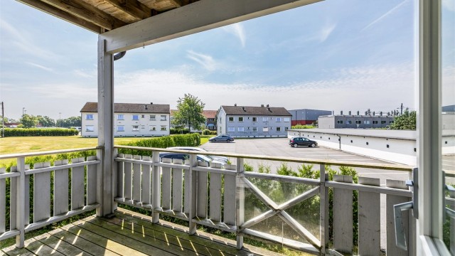 Veranda mot sør sikrer tilgang til solen store deler av dagen. De åpne omgivelsene gir gode solforhold i leiligheten også vinterstid.