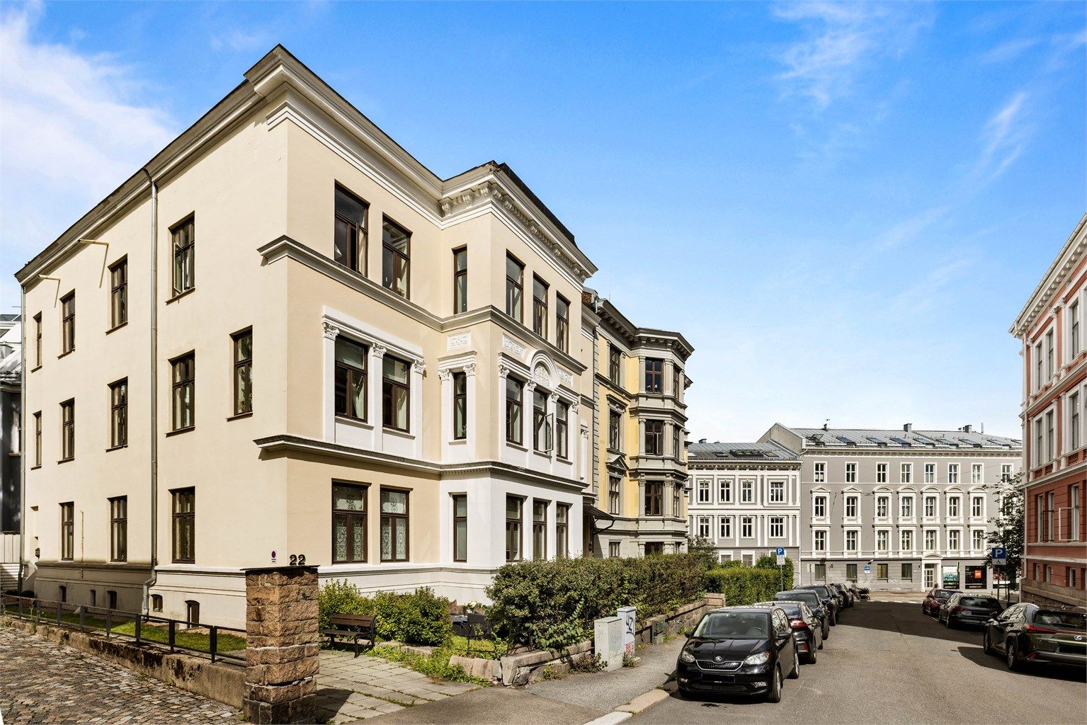 Leiligheten ligger sentralt og tilbaketrukket til på Majorstuen i klassisk og ærverdig byvilla fra 1886 i en rolig blindgate. Foto: Bjørnar Solberg.  