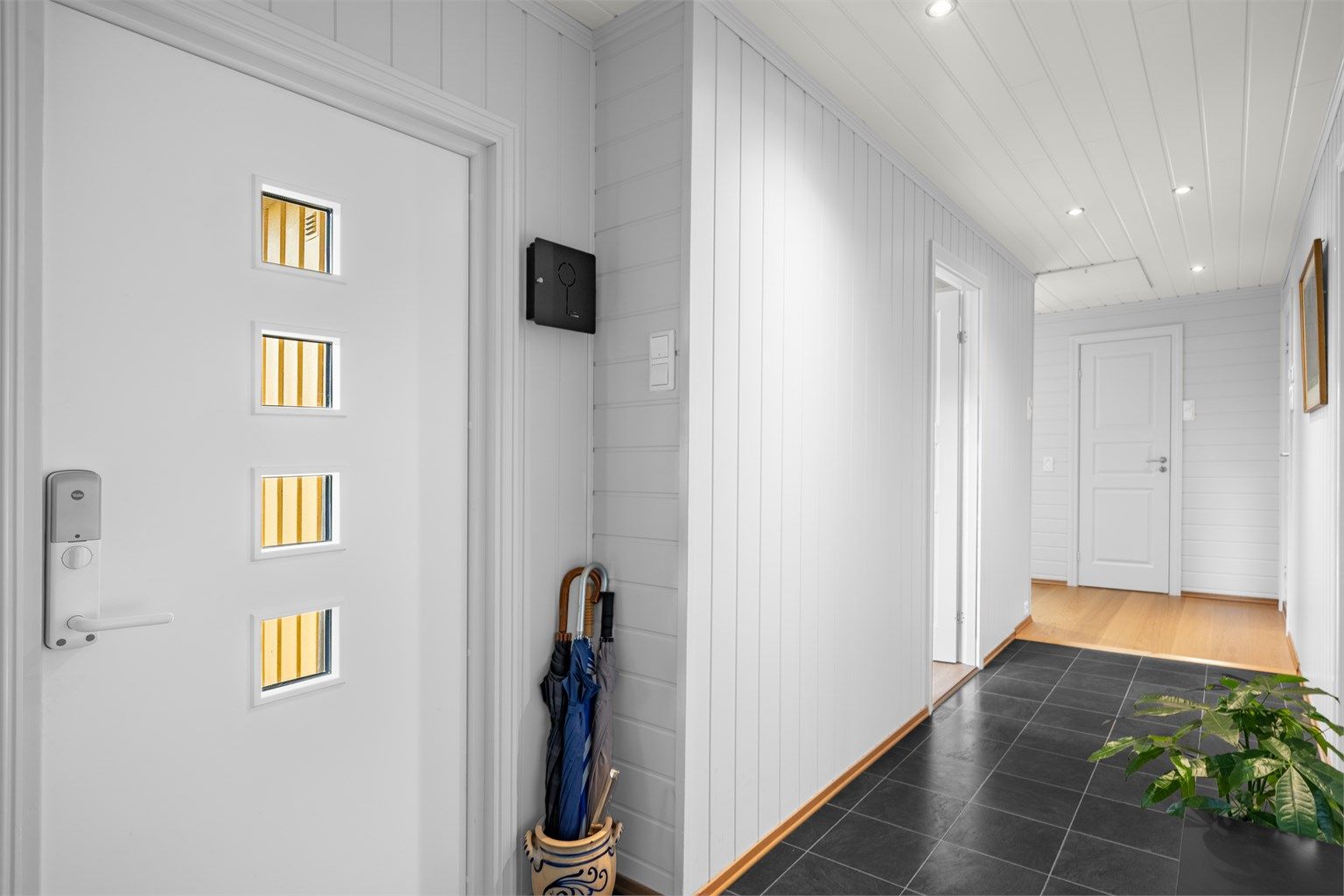Flislagt inngangsparti og downlights. Entré er tilbygget i 2003. (Tillatelse gitt av kommunen i 2003 - ikke avsluttet med midlertidig brukstillatelse/ferdigattest)