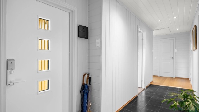 Flislagt inngangsparti og downlights. Entré er tilbygget i 2003. (Tillatelse gitt av kommunen i 2003 - ikke avsluttet med midlertidig brukstillatelse/ferdigattest)
