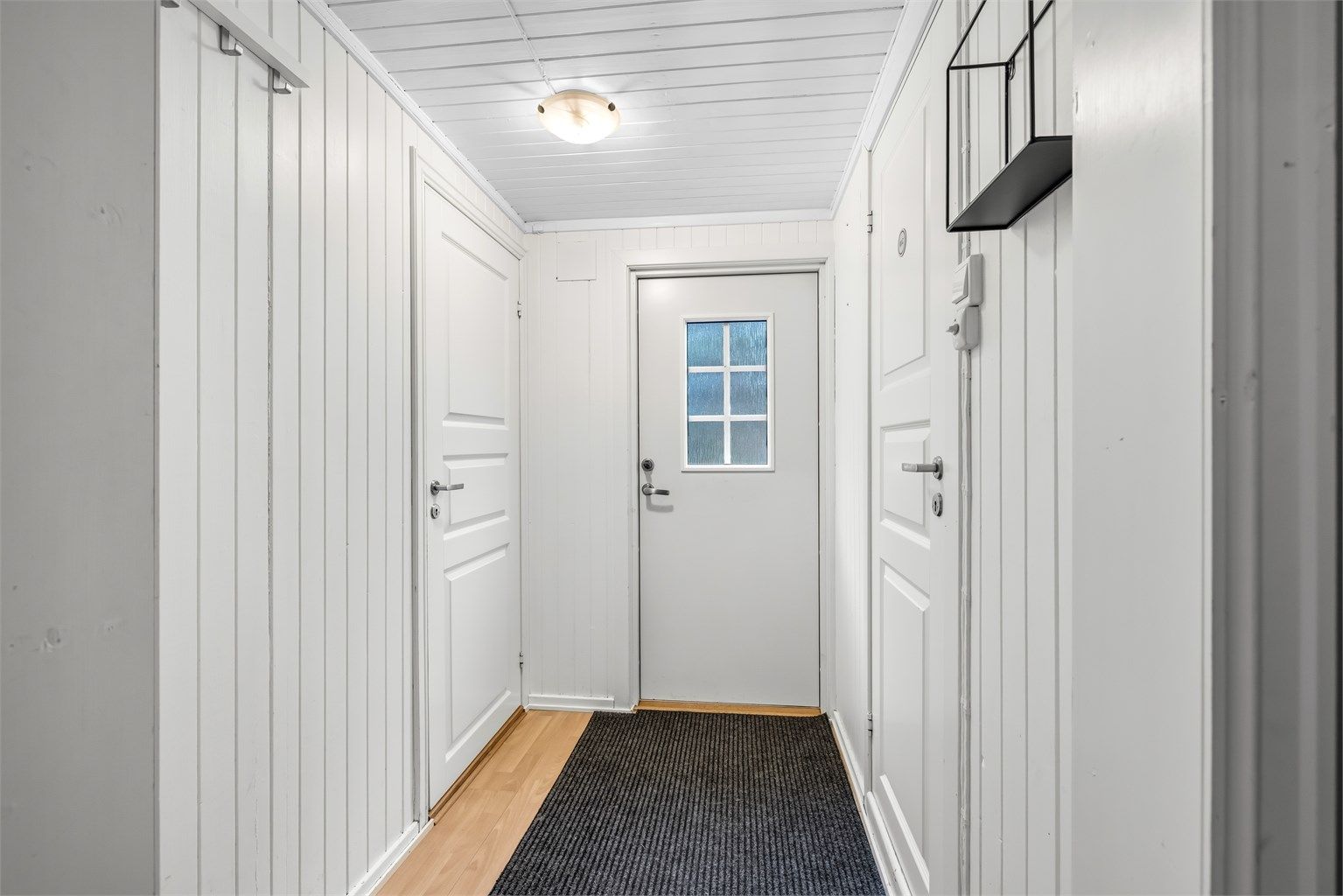 Når du kommer inn i boligen møtes du av en lys entré med laminat på gulv. 