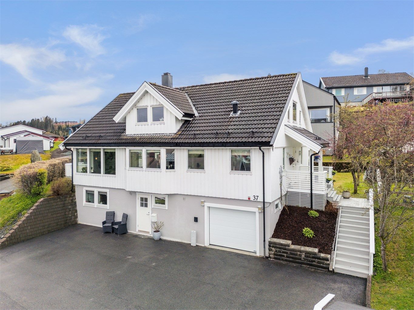 Stor og velholdt enebolig med hybelleilighet i sokkelen.