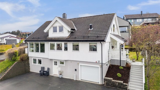 Stor og velholdt enebolig med hybelleilighet i sokkelen.