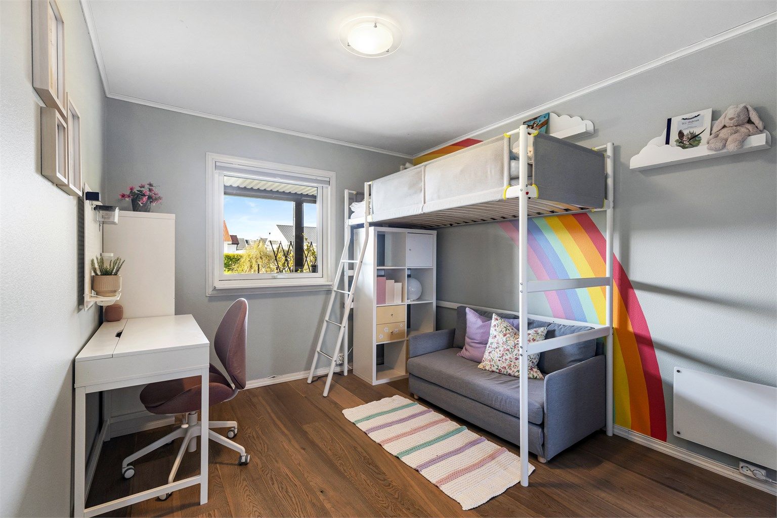 Det andre soverommet er også av god størrelse, med plass til seng, skrivepult og oppbevaring.